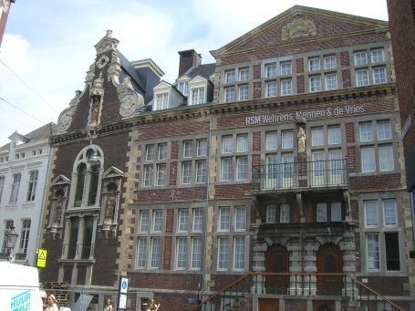 Roermond : Neerstraat, De Steenen Trappen ( die steinerne Treppe ) im typischen Renaissancestil des Maaslandes errichtet 